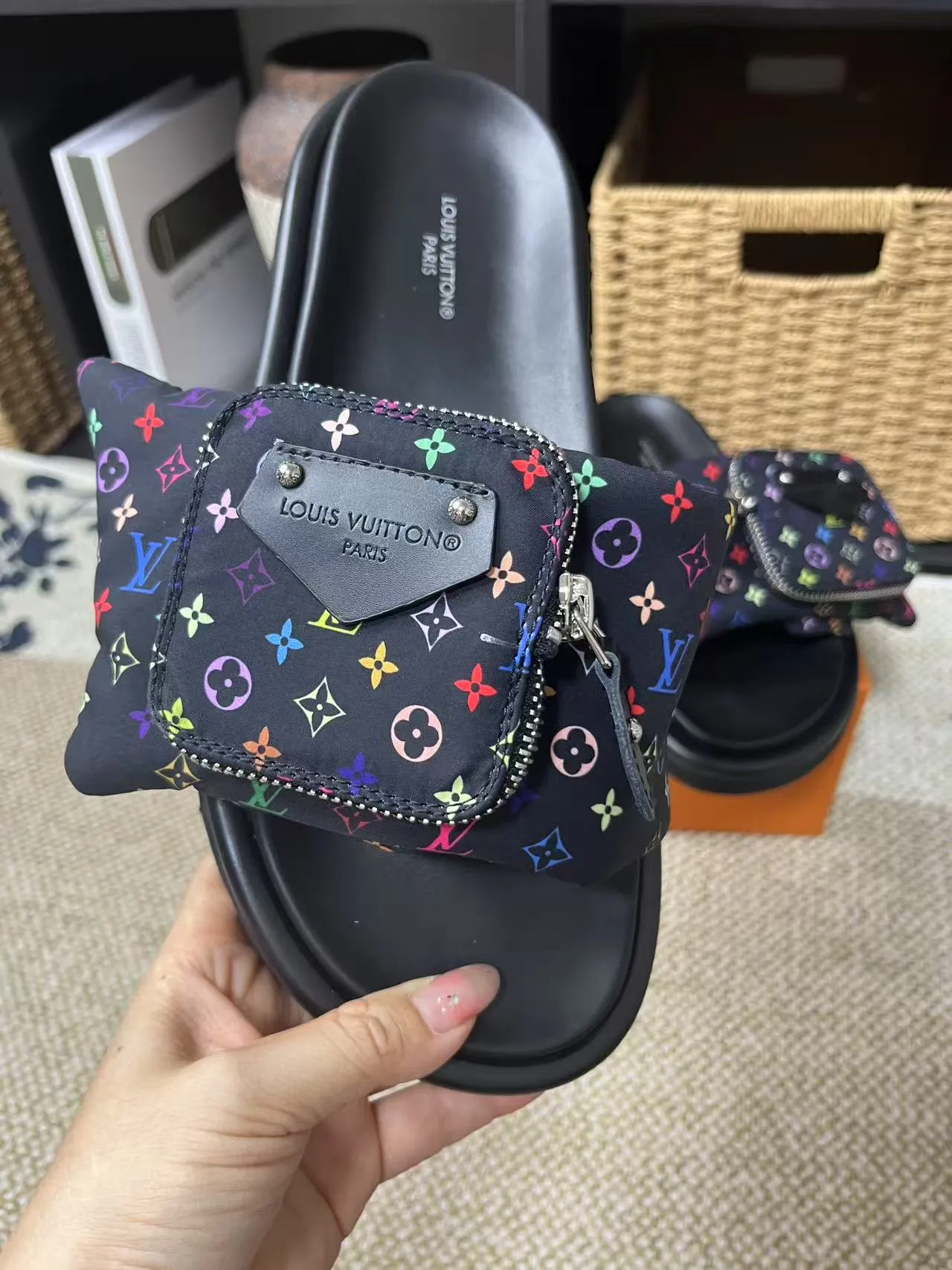 P380 yuan LV Louis Vuitton Full of high-end feel! A popular model among bloggers at home and abroad, it’s retro and fashionable, and looks stunning on your feet! Mainly recommended model on the official website★ ━━━━━ ЅᏇєєt ━━━━━ ▪️Upper: original calfskin ➕5D printing process ▪️Inner: imported mixed sheepskin ▪️Outsole: original molded foam outsole ▪️Size: Female 35-40 Men's 39-44 (women's 41 men's 45)